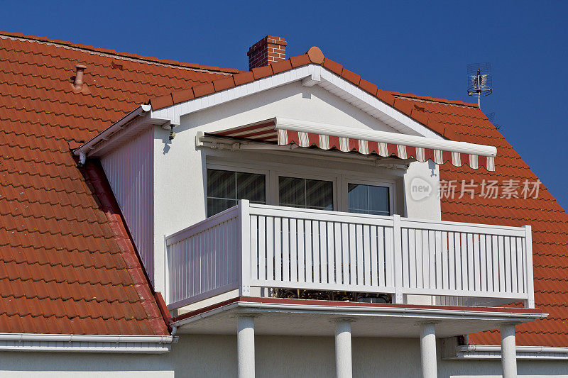 白色阳台，红色屋顶