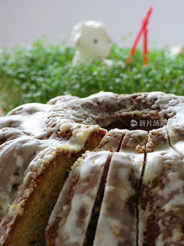 复活节磅蛋糕与布谷鸟花的背景