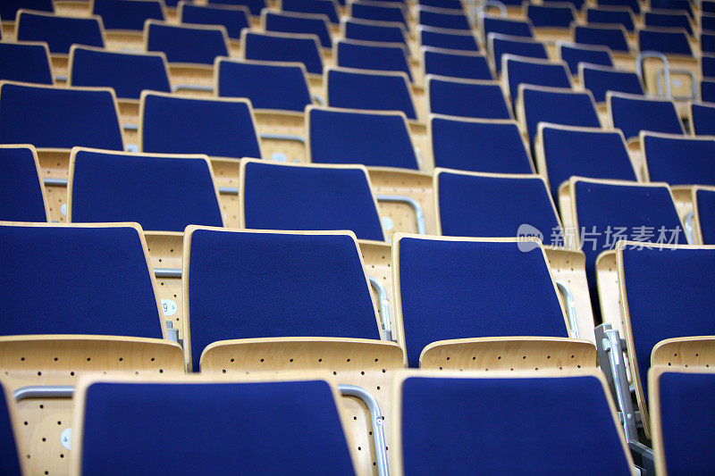 比赛前的蓝色椅子。