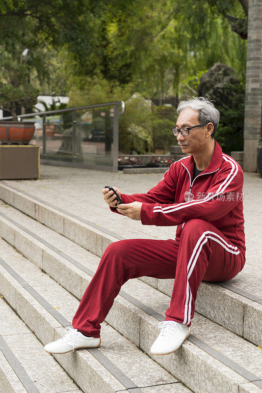 成熟的中国男子在公园里练习太极拳