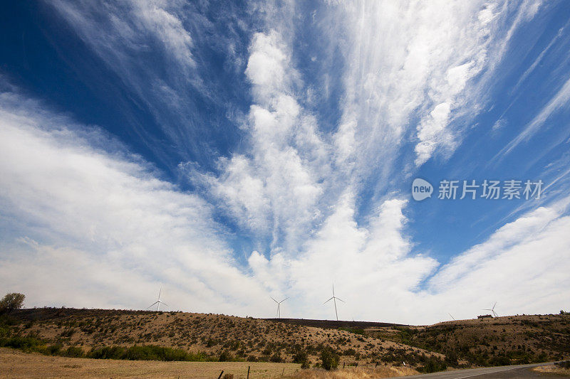 风力涡轮机和壮观的天空