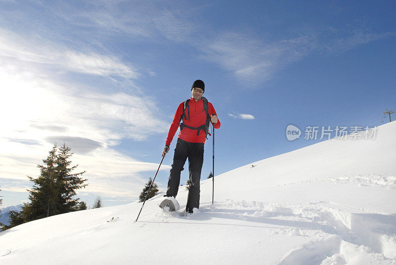 穿着雪鞋走