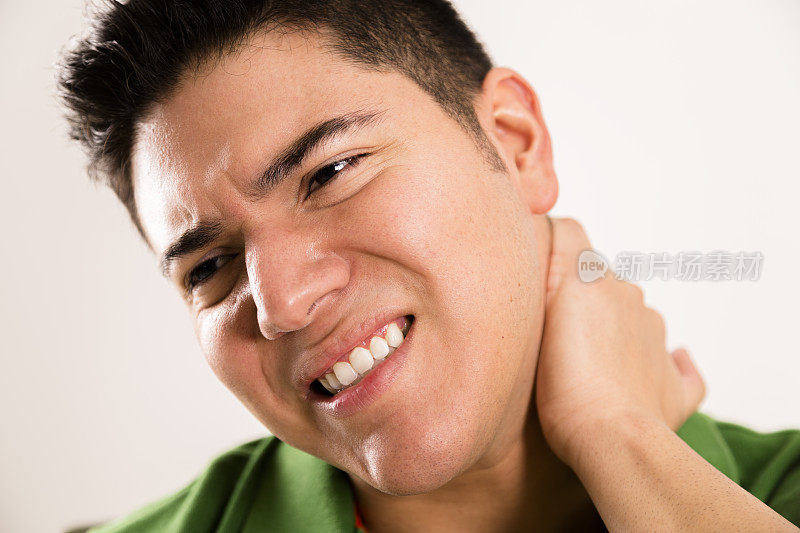 医学:按摩颈部疼痛的成年男性。头疼