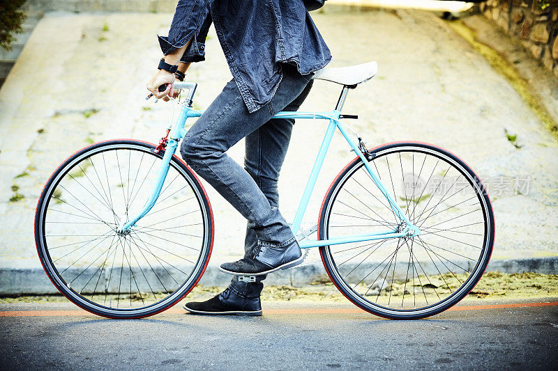 低段男性通勤骑复古自行车