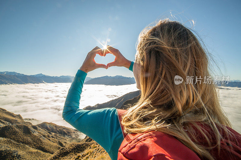 山顶上的女人，天空上的心