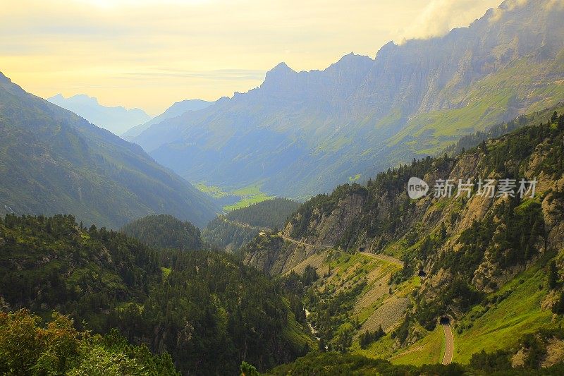 瑞士乌里阿尔卑斯风景，山路弯道，苏斯顿山口，安德马特