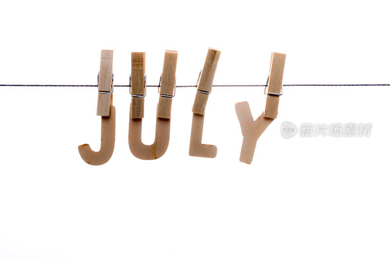 晒衣绳上木制的字母“七月”