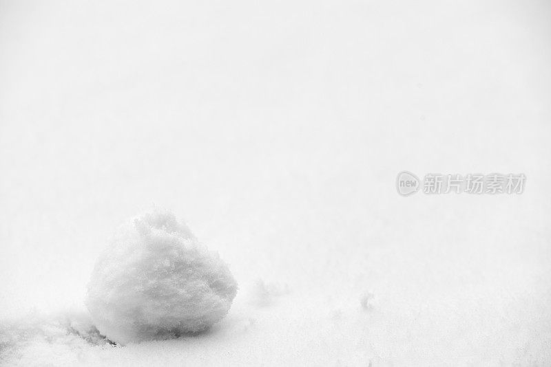 雪球在雪地上