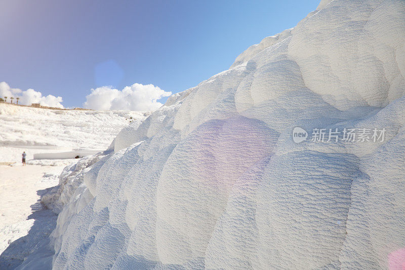 白雪皑皑的山峰仰天俯瞰