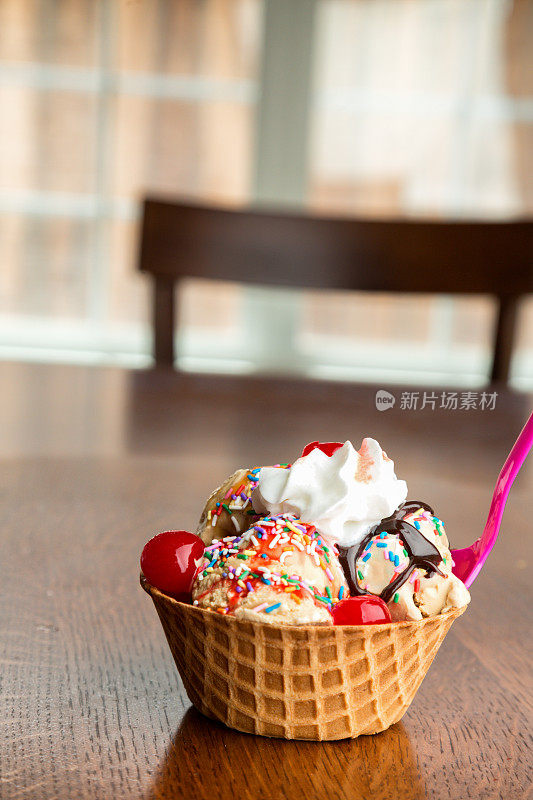 美味的冰淇淋圣代配热软糖，糖屑，樱桃