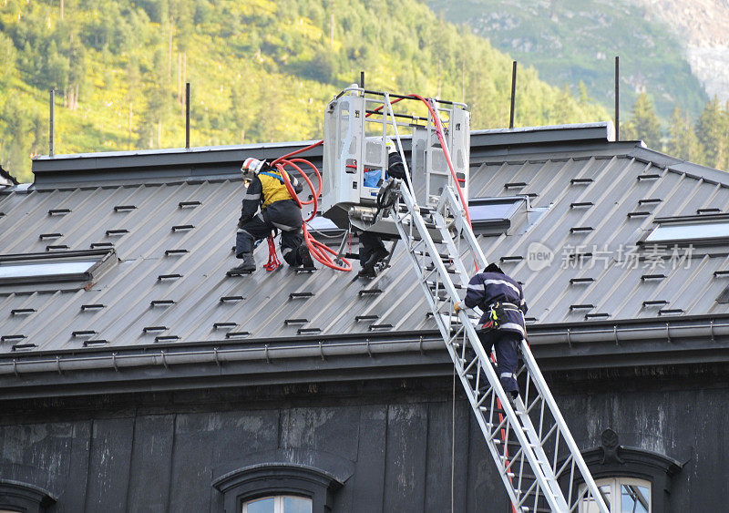 消防队员在屋顶