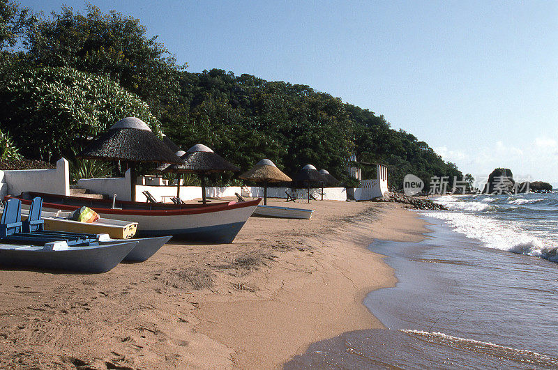 在马拉维湖海岸线马拉维非洲附近太阳鸟利文斯顿尼亚海滩酒店的海滩度假船上