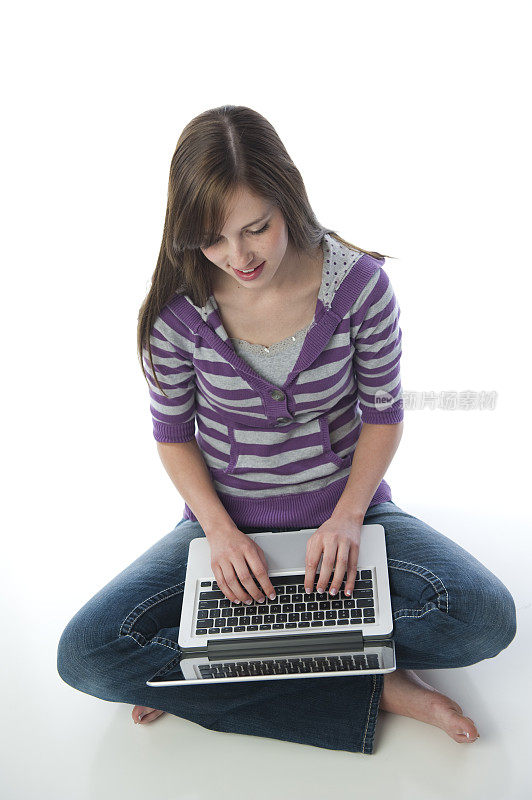 年轻女子在用笔记本电脑