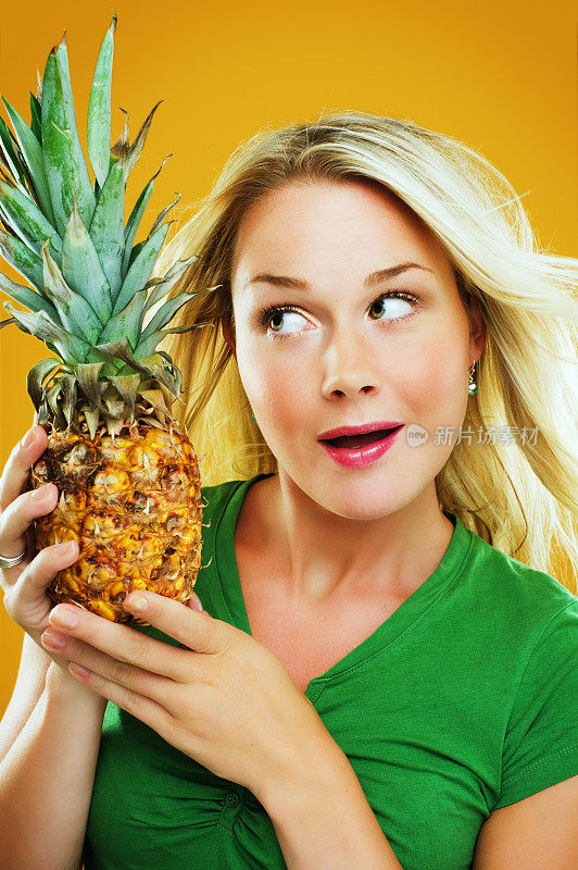 女人拿着菠萝