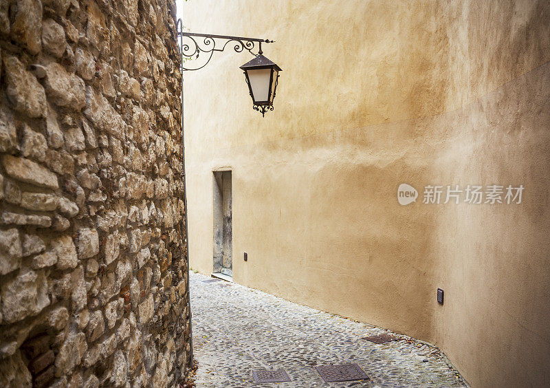 中世纪村庄中带灯的窄巷