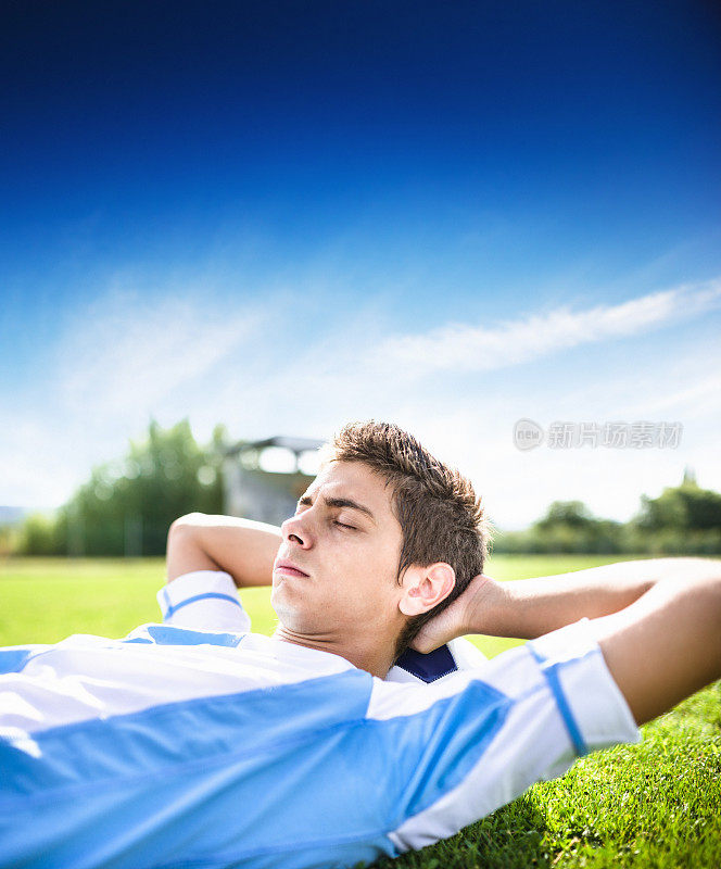 足球运动员在球场上放松