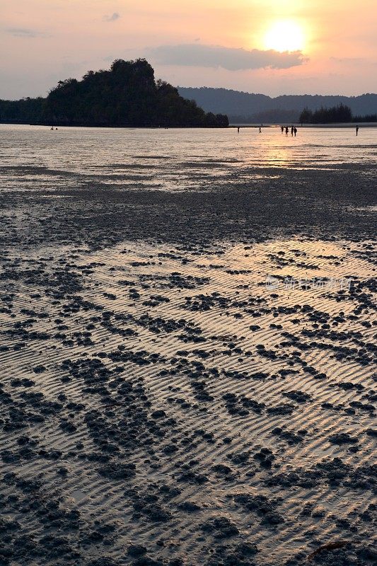 甲米省诺帕拉特塔拉海滩上的日落