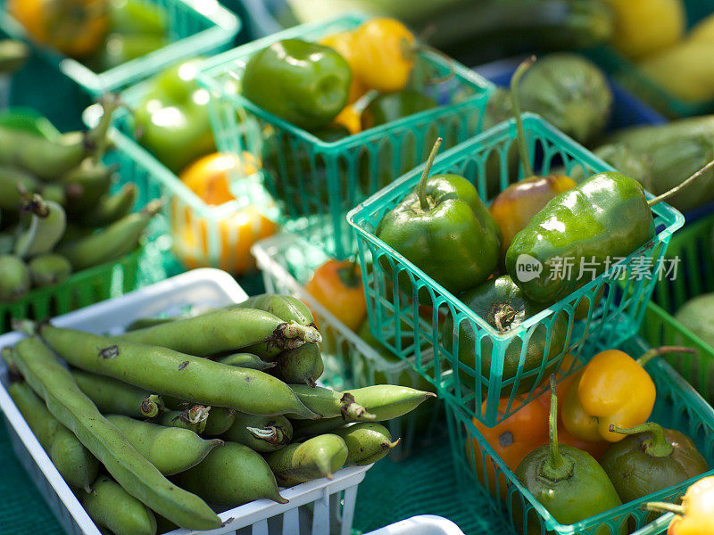 农贸市场上的新鲜有机蔬菜