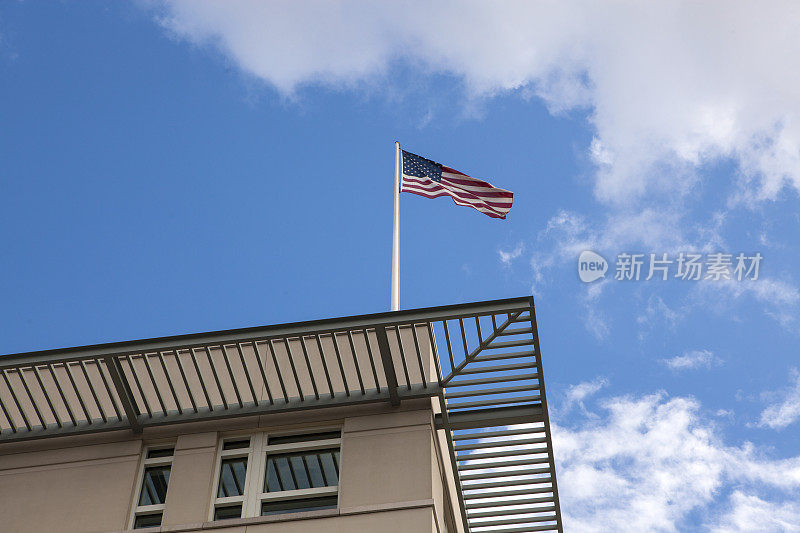 美国国旗挂在柏林大使馆上
