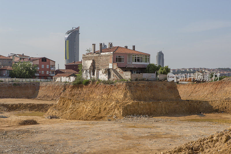 土耳其伊斯坦布尔建筑工地的废弃房屋