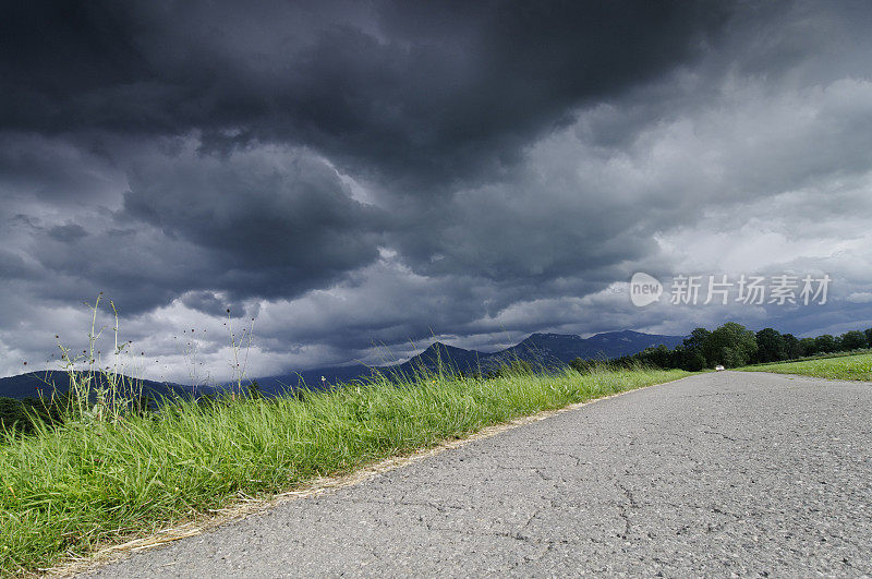 暴风雨的路