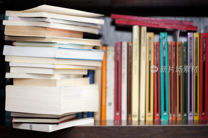 书架上的书、书脊和书脊五颜六色。