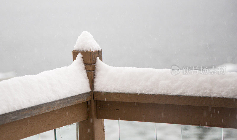 甲板上雪花飘落