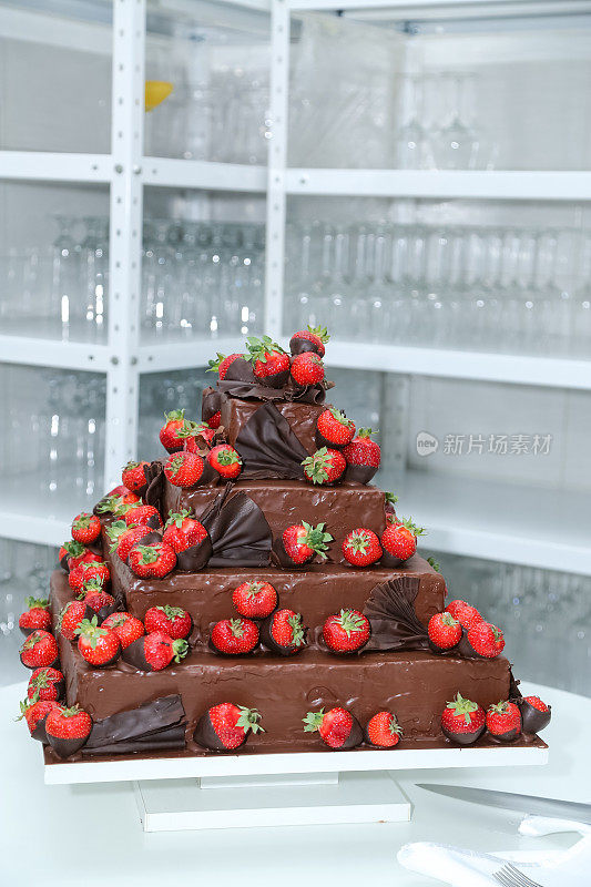 草莓巧克力婚礼蛋糕
