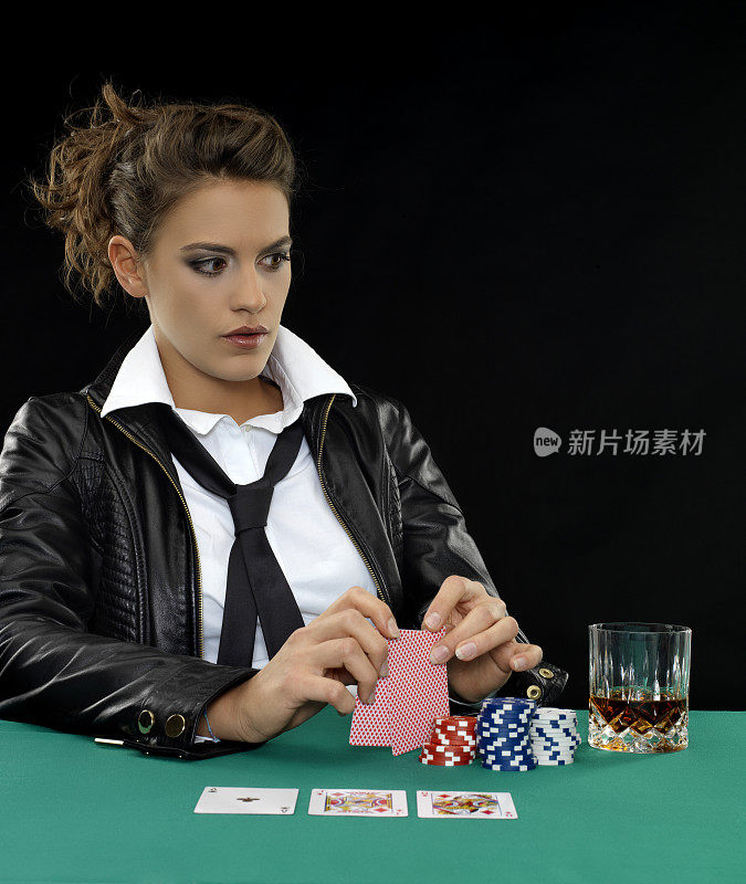 扑克的女孩。