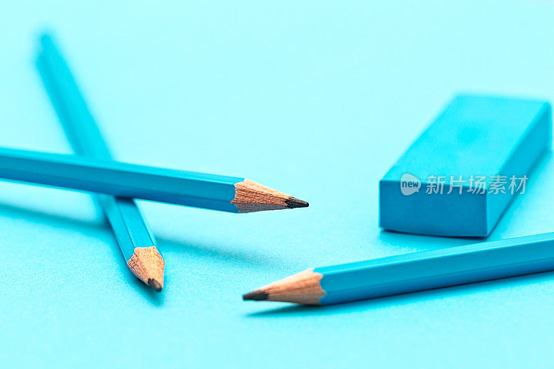 文具蓝色;三支铅笔和一块绿松石的橡皮