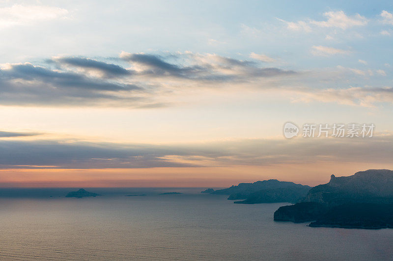 日落时悬崖上的海景