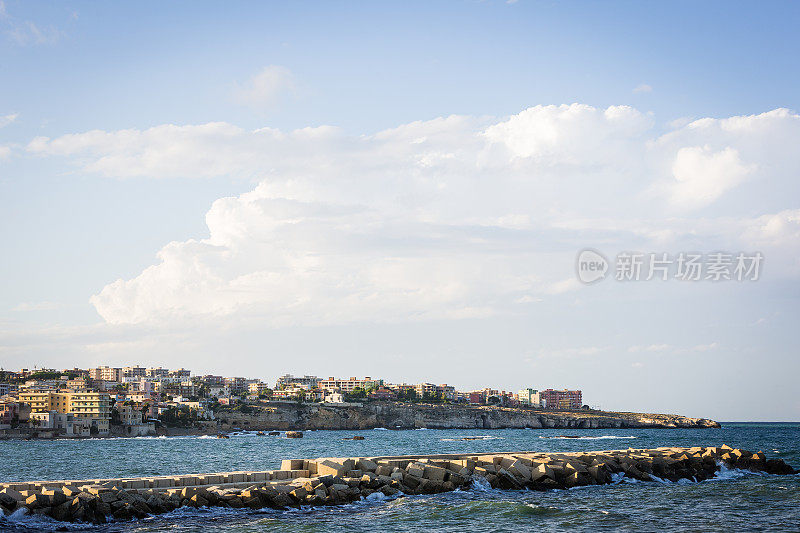 海浪拍打着岩石。锡拉库萨,Italiy欧洲