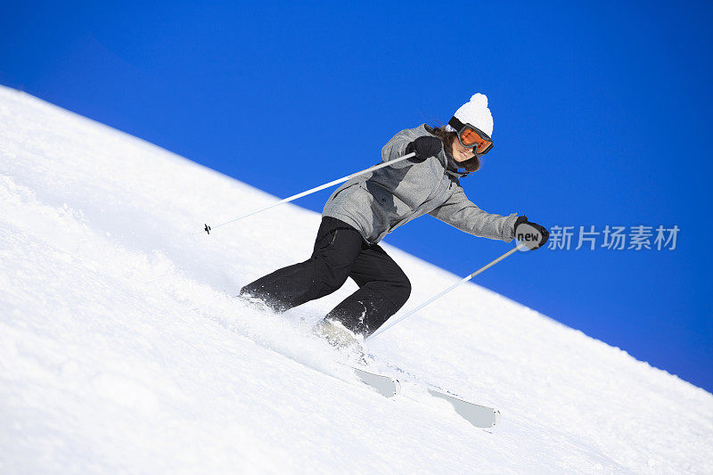 十几岁的女孩滑雪滑雪在阳光明媚的滑雪场滑雪