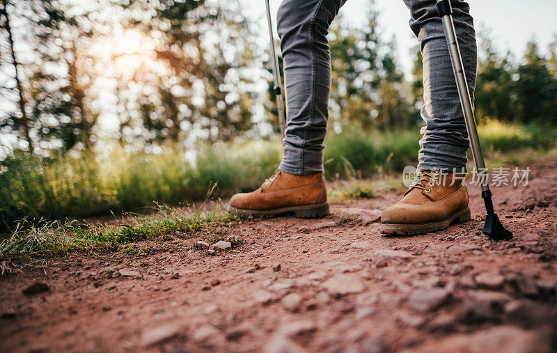 男子用登山杆攀爬