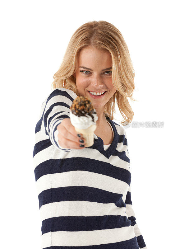 一个女人正在提供一个蛋卷冰淇淋