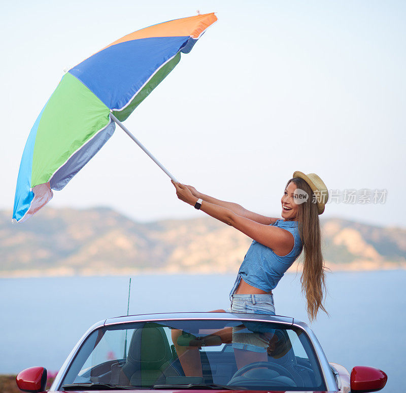 漂亮的女人有风扇度假与敞篷车