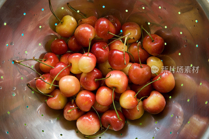 滤锅里的樱桃