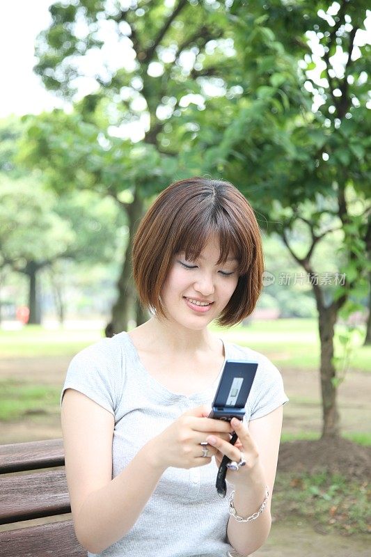 年轻的亚洲女人有手机
