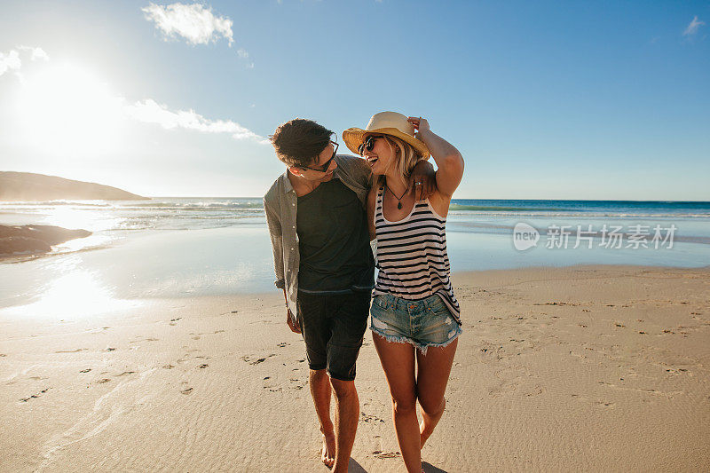 一对情侣在海滩上享受美好的一天