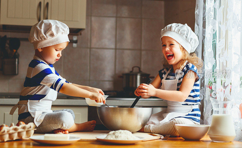 快乐的家庭，有趣的孩子在厨房烤饼干