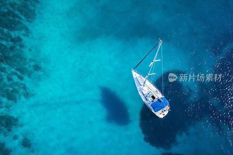 游艇和清澈的海水，加勒比海天堂