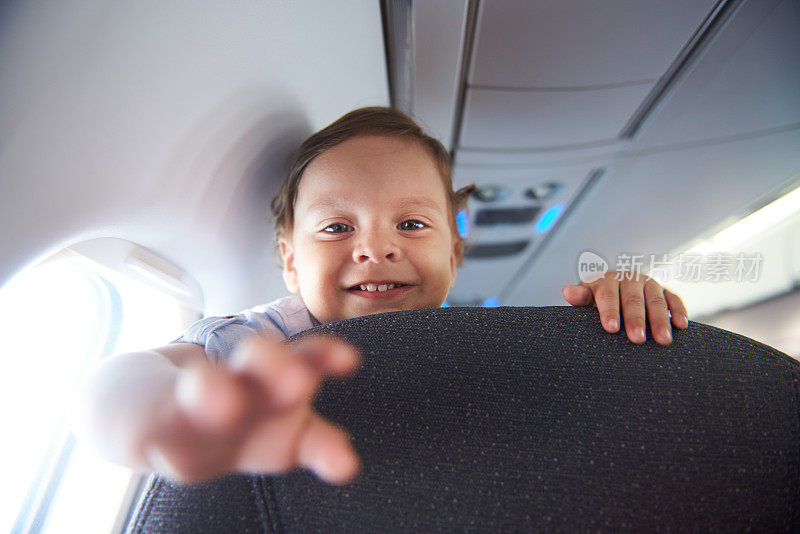 微笑的小男孩在飞机上