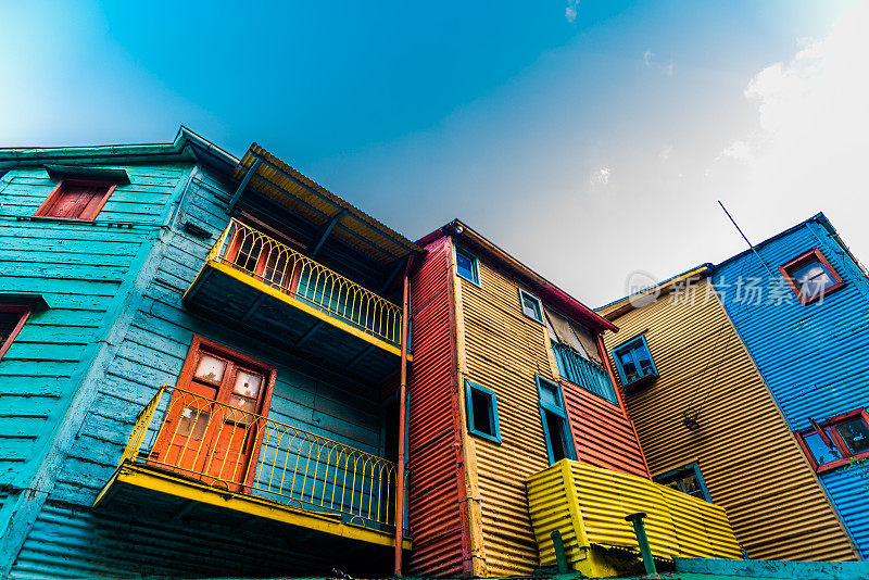 布宜诺斯艾利斯拉博卡社区卡米尼托大街上的传统彩色房屋