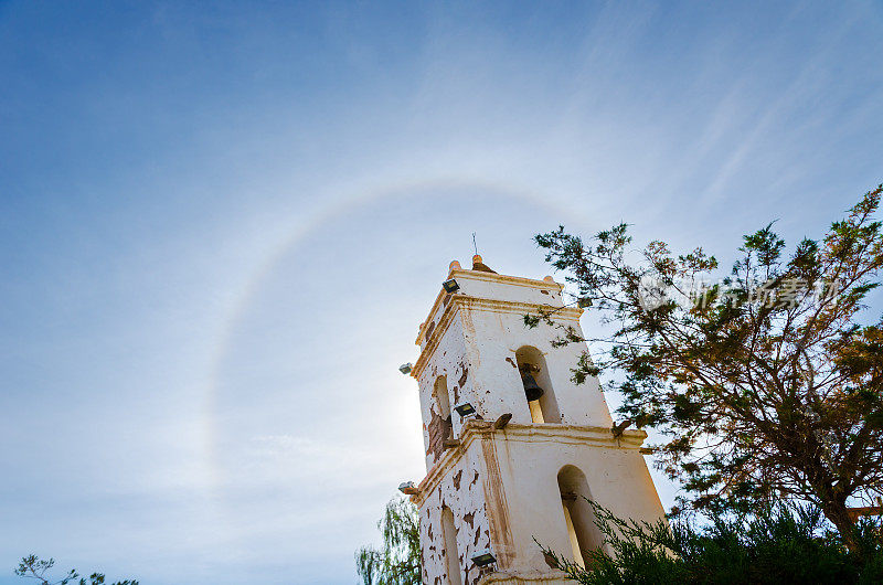 智利，阿塔卡马沙漠，托科瑙，圣卢卡斯教堂钟楼上的光环(太阳狗)