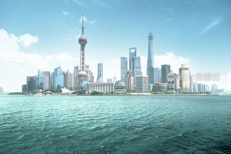 阳光明媚的上海天际线，中国