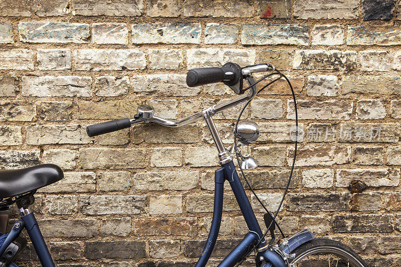 自行车在旧砖墙前
