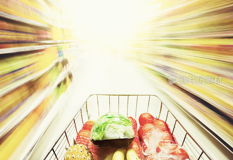 购物车快速通过明亮的超市创造运动模糊