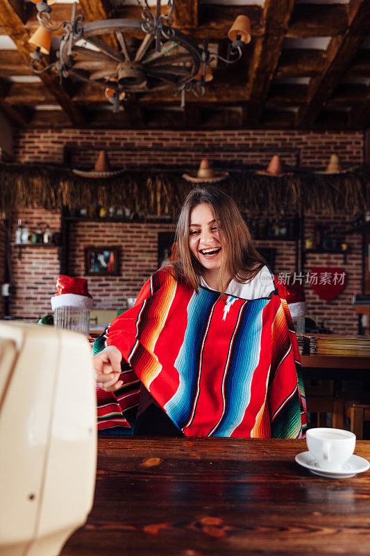 年轻女子看电视