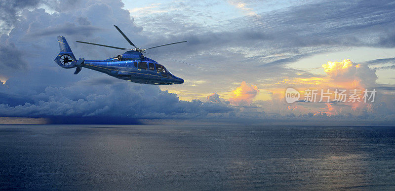 日出时分，大西洋上空一架直升机在雷雨前