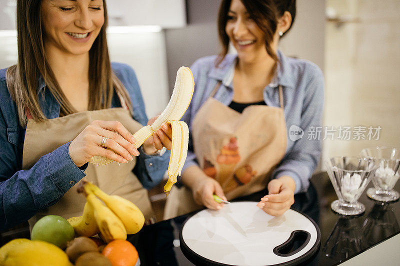 快乐的年轻女子在做水果沙拉